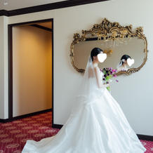 ドレス横、裾の形