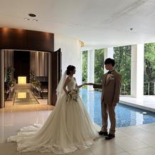 ウェディングドレスとタキシード