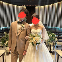 ウェディングドレスとタキシード