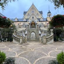 中庭　挙式後に階段から降りて登場しました