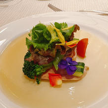 さっぱりとした肉料理。ソースと合う!