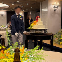 ゲストテーブルのお花の雰囲気。黄色メイン