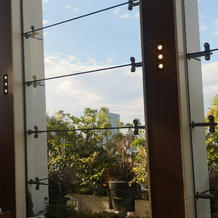 チャペルの大きい窓が開放感抜群