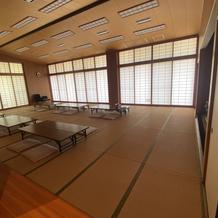 大広間は6卓で手前が親族席