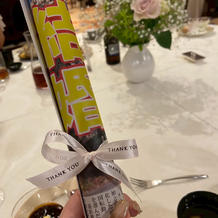 手作りの新聞をテーブルラウンドで配布