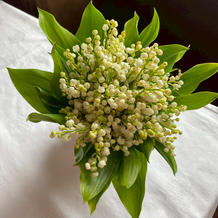 ウェディングドレスのスズランブーケ