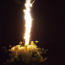 各テーブルの花瓶の中に花火を入れて点火