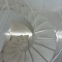 挙式会場前の螺旋階段