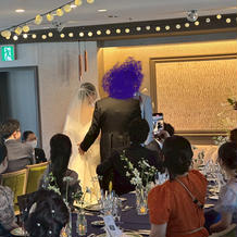 バージンロードは参列者の間を歩きました