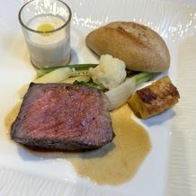 左上はポタージュ。パンと肉料理。