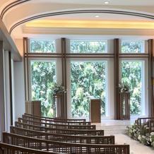 チャペル前側は造花です。