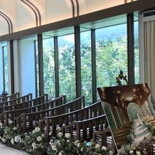 チャペル両側は本物の樹木でした