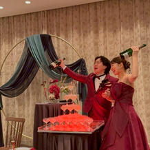 赤く光るシャンパンタワー！