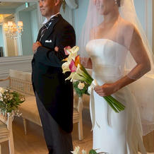 ウェディングドレスと生花ブーケ