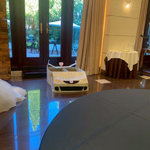 ダンボールで作った車に乗って入場