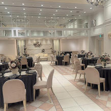 白を基調とした披露宴会場