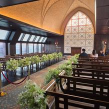 自然光が入るナチュラルな挙式会場