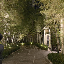 玄関に続く竹林