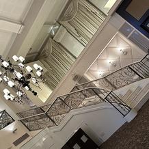 チャペルとホールをつなぐ階段