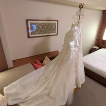 特別な客室に佇む、運命のドレス