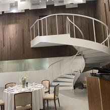 披露宴会場の新郎新婦入場口の螺旋階段