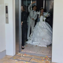 新郎新婦もエレベーター移動です