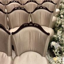 背もたれが丸く着物でも座りやすい席