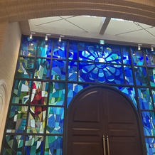 チャペル後ろにあるステンドグラス