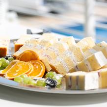 ウェディングケーキ取り分け