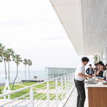 ウェディングケーキ配り中