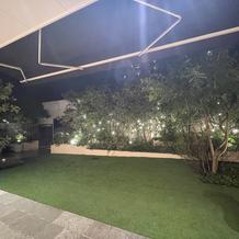 披露宴会場からすぐにいけるガーデン