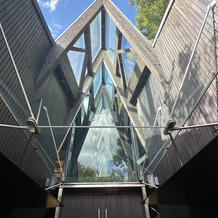 自然光の多く入るチャペル