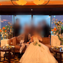 披露宴会場新郎新婦席周りのお花装飾