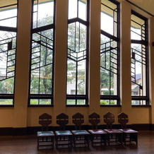 大きな窓の印象的なホール（待合室でした）