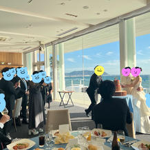 海側を背景にケーキセレモニー