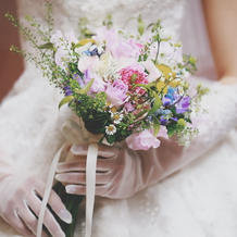 カラードレスにも合うようなブーケに