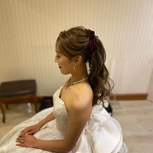 披露宴入場の際にベロアのアクセサリーを