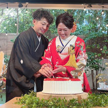 ケーキ入刀ではなく、だるまに目入れ