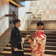 雨天にも対応できる経路、階段も素敵です