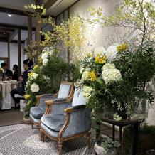 装花、ソファーの雰囲気です。