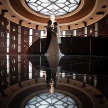 シャンデリア前にて