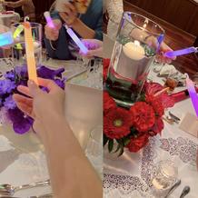 各テーブルクロス、花も約8色に分けました