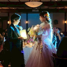 船内のような温かい雰囲気の会場です