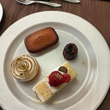 ファーストバイトのケーキ（右下）