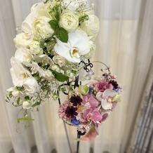 白がセット内生花、ピンクは持ち込み造花