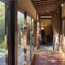 披露宴会場の廊下からみえる庭が絶景