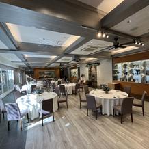 華美すぎない落ち着きのある披露宴会場