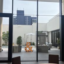 披露宴会場内から見たガーデン