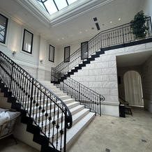 教会から庭に続く階段でフラワーシャワー可