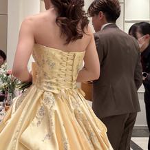 カラードレスの後ろ